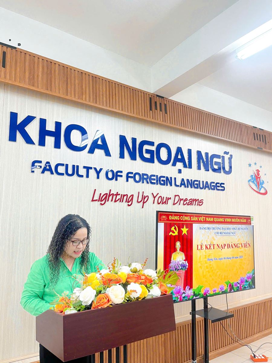 Đồng chí Đỗ Phúc Hường - Bí thư chi bộ đọc quyết định Kết nạp đảng viên đối với 06 quần chúng ưu tú