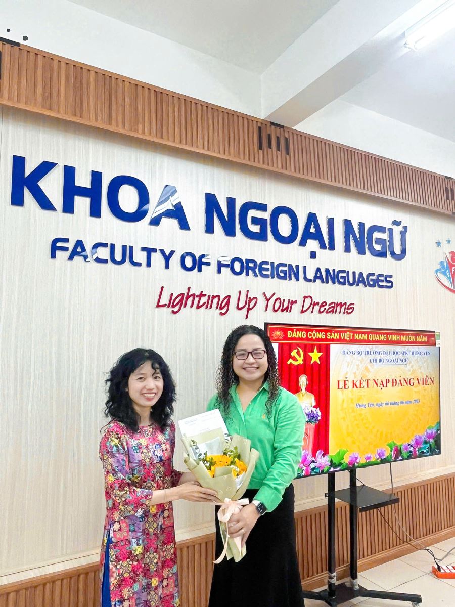 Đồng chí Đỗ Phúc Hường - Bí thư chi bộ trao quyết định kết nạp cho các quần chúng ưu tú