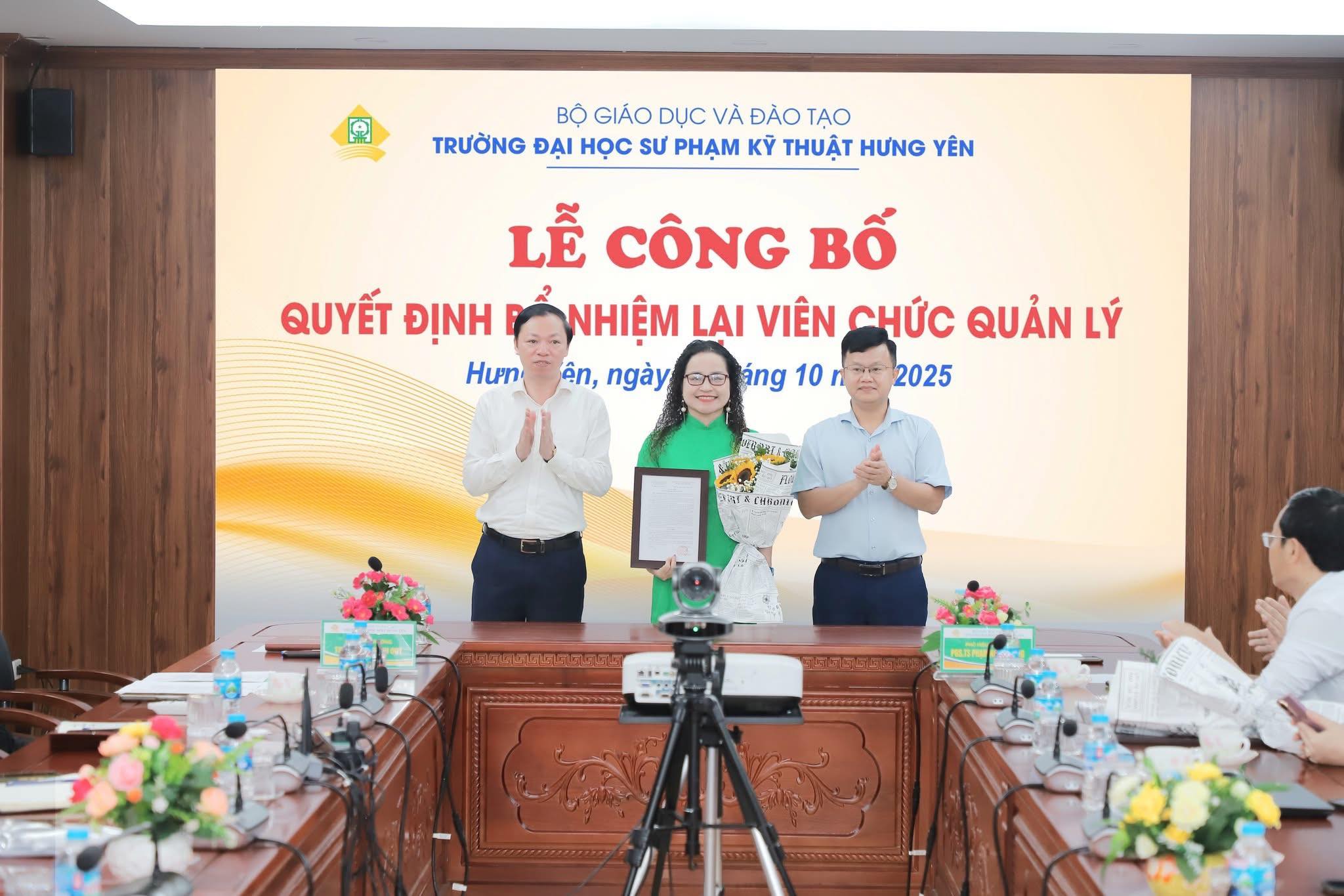 LỄ CÔNG BỐ VÀ TRAO QUYẾT ĐỊNH BỔ NHIỆM LẠI TRƯỞNG KHOA NGOẠI NGỮ