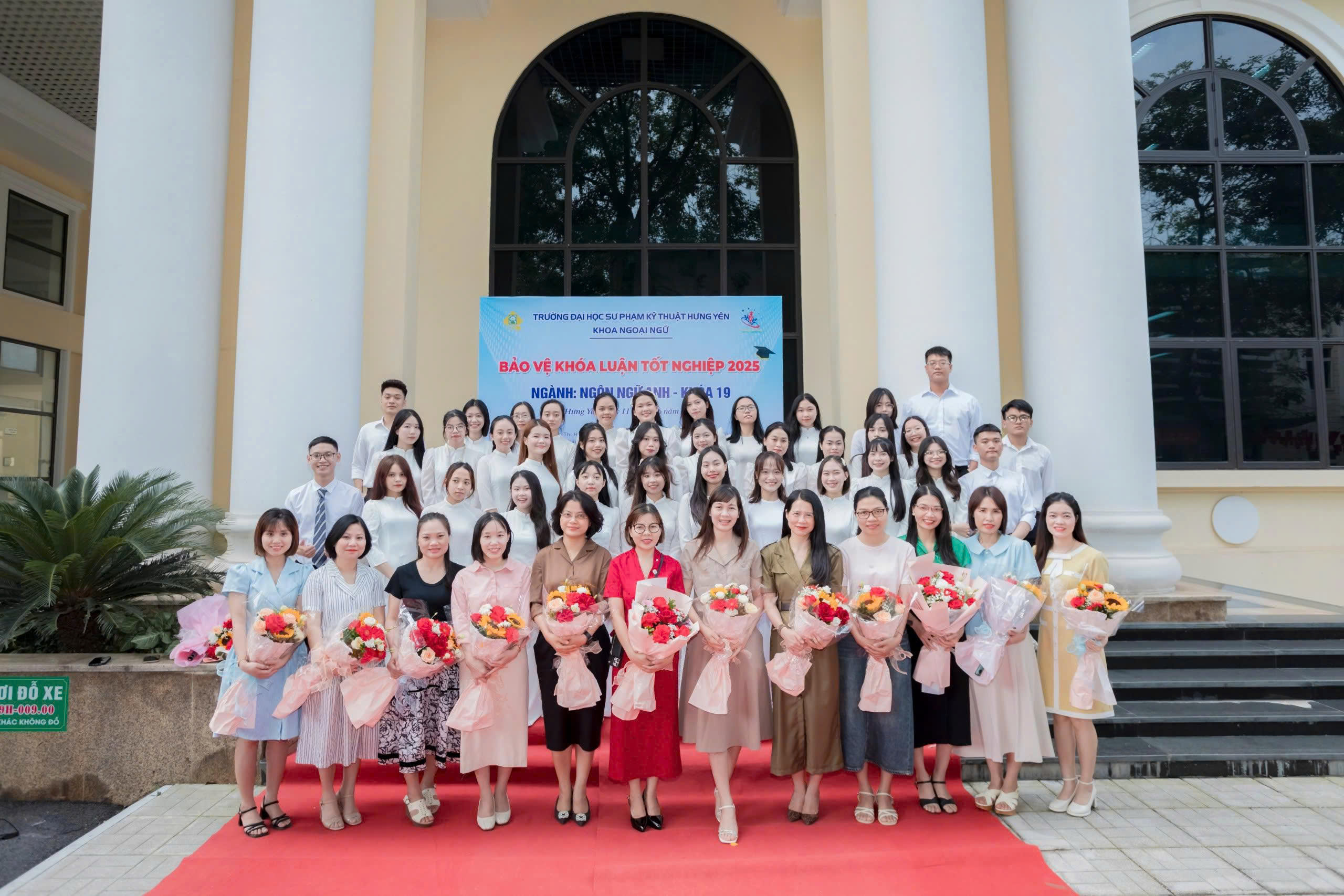 TỔNG KẾT LỄ BẢO VỆ KHÓA LUẬN TỐT NGHIỆP SINH VIÊN KHOA NGOẠI NGỮ (KHÓA 2021 - 2025)