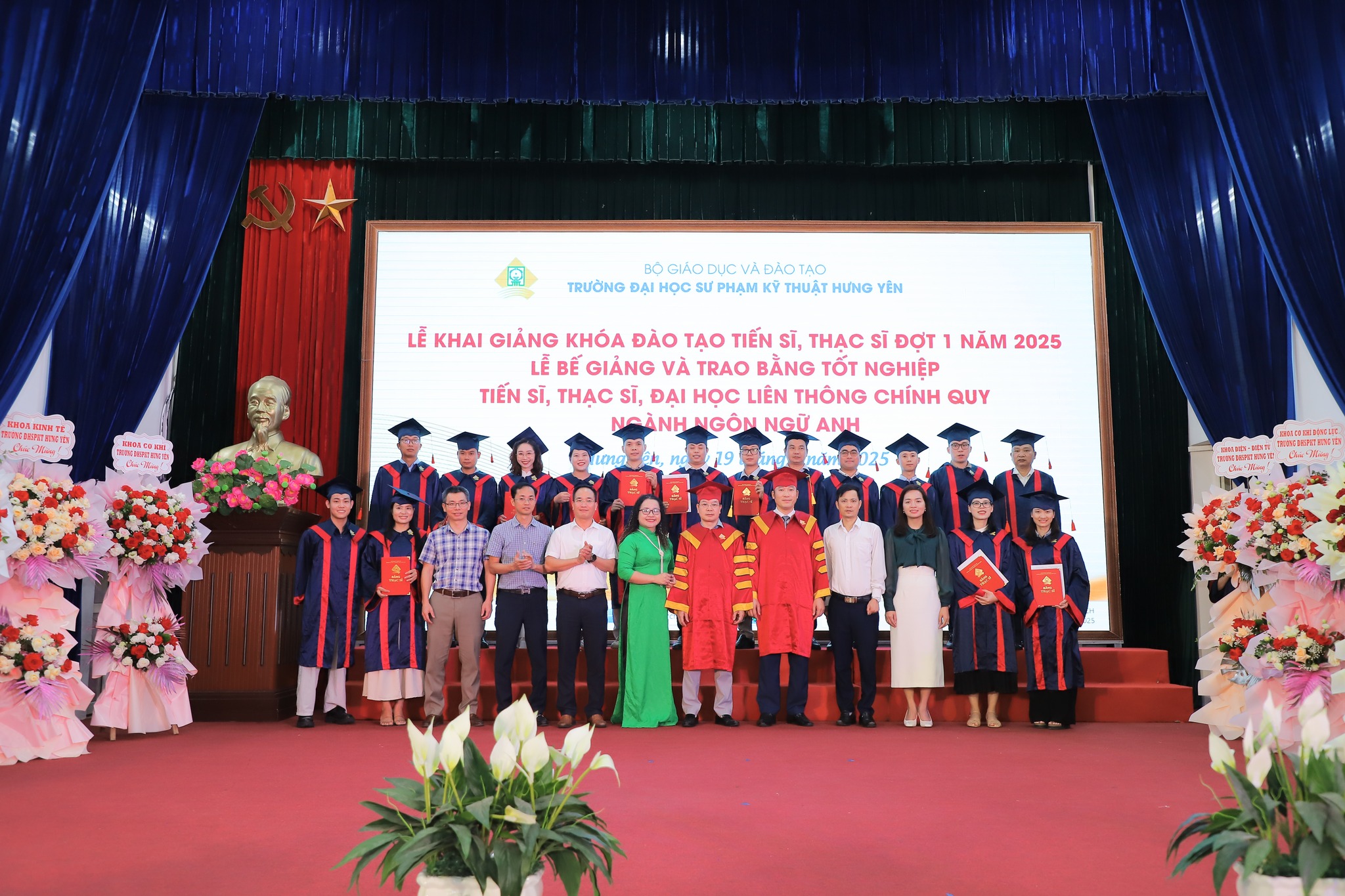 LỄ BẾ GIẢNG VÀ TRAO BẰNG TỐT NGHIỆP ĐẠI HỌC LIÊN THÔNG CHÍNH QUY NGÀNH NGÔN NGỮ ANH NĂM 2025